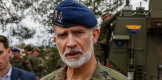 Rey Felipe VI rompe el silencio ante tragedia ferroviaria en España: ya son 64 muertos