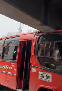 Bus quedó atascado debajo de un puente en pleno centro histórico de Barranquilla 6 12055914 7150 4c6d b83a 8a871319db72