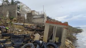 Al oído del gobernador Verano: Erosión costera en Vista Mar amenaza viviendas y residentes piden intervención urgente 6 854670228 1099929712785226 2568012215222943744 n