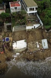 Al oído del gobernador Verano: Erosión costera en Vista Mar amenaza viviendas y residentes piden intervención urgente 3 855220394 4765243647080028 5970440163313184743 n