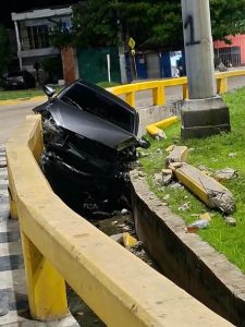 Cuatro jóvenes salieron ilesos tras aparatoso accidente en la rotonda de Las Flores, en Barranquilla 2 855414608 1442957603899552 9209871773768857260 n