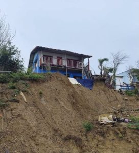 Al oído del gobernador Verano: Erosión costera en Vista Mar amenaza viviendas y residentes piden intervención urgente 9 856791342 2355372531939473 8779038928275700016 n