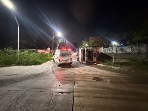 Camión de basura se quedó sin frenos y terminó volcado en ‘Los Toboganes’ de Barranquilla 2 Camion de basura 2 1