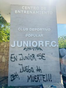 ¡No hay derecho así con Junior! Barristas increparon a Paiva y Rivas y rayaron sus carros con mensajes amenazantes 4 Fachada de la sede de Junior