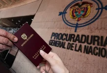 Procuraduria General de la Nacion revisando el contrato de pasaportes