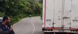 Vehiculo con el que chocaron motociclistas en la via Juan de Acosta Baranoa 0