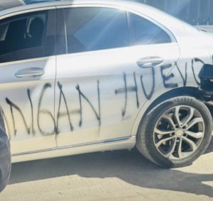 ¡No hay derecho así con Junior! Barristas increparon a Paiva y Rivas y rayaron sus carros con mensajes amenazantes 3 Vehiculo del carro con el grafiti 1
