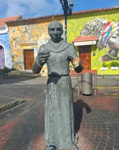 Indignación en Cartagena: mujer habría roto el brazo de una estatua mientras bailaba en Getsemaní 2 images 16