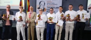 Caracol TV, El Tiempo y El Atlanticense brillan en el Premio Nacional de Periodismo Deportivo Tecnoglass-Fabio Poveda 1 Los galardonados de la cuarta edición del Premio Nacional de Periodismo Deportivo Tecnoglass – Fabio Poveda Márquez reunidos tras recibir los reconocimientos a la excelencia periodística otorgados por Acord Atlántico - PLV